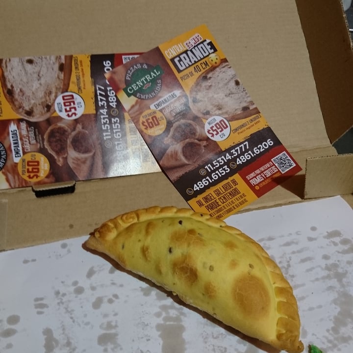 photo of Central pizzas y empanadas Empanada De “pollo” Al Curry shared by @purpleveg on  12 Nov 2021 - review