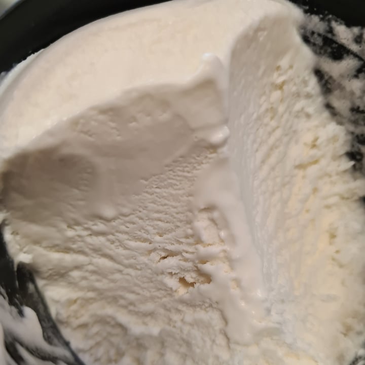 photo of Woolworths Food Dairy free vanilla ice cream shared by @veronicagroen on  02 Nov 2022 - review