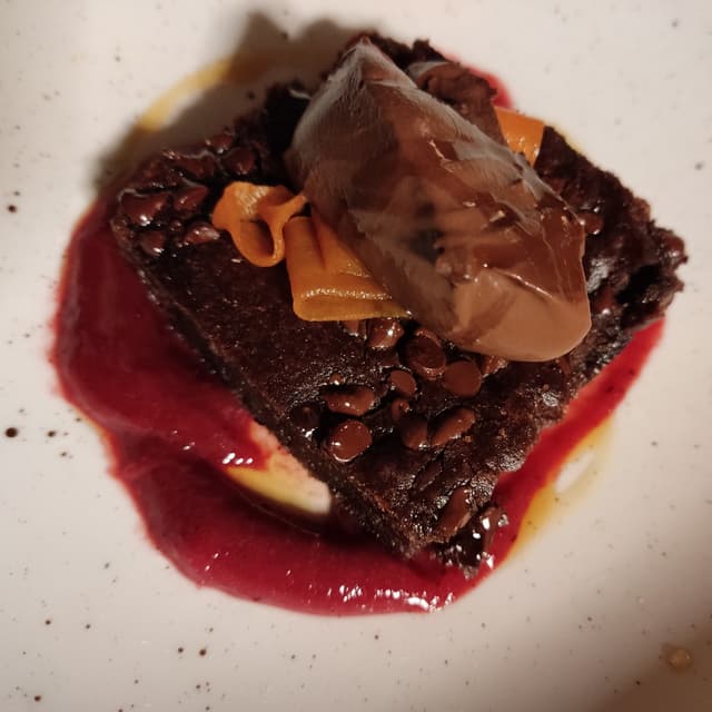 「Torta morbida di Azuki, coulis di frutti di bosco e mousse al cioccolato fondente」の料理の写真