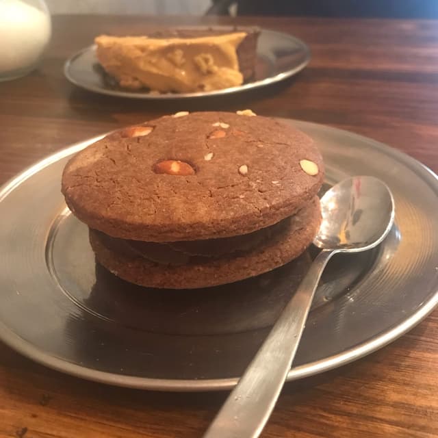 菜肴“Alfajor de café con almendras y ganache chocolate”的照片