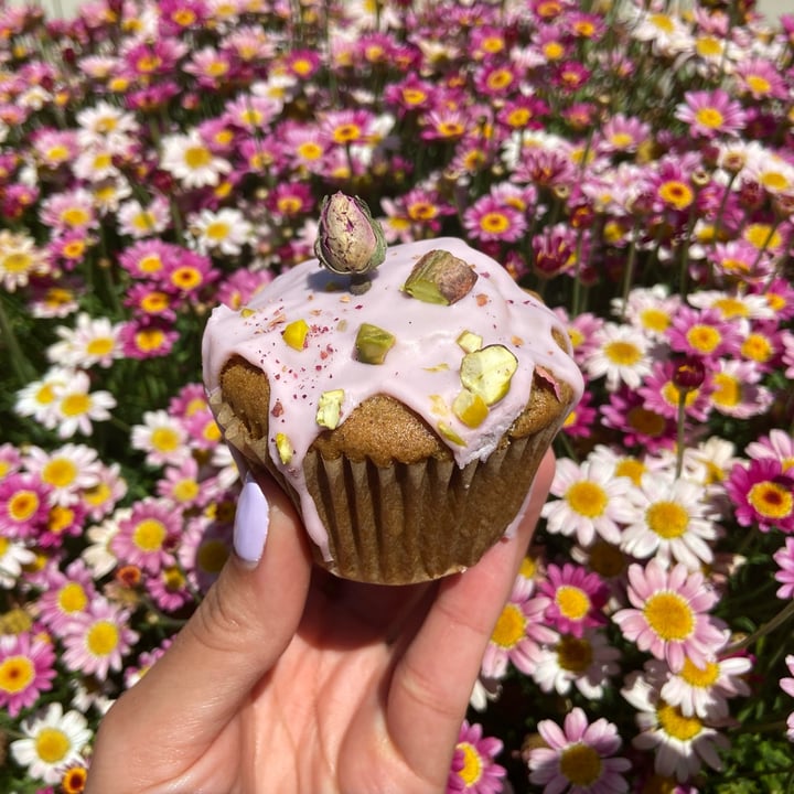 photo of Valentine Sweets Persian Love cupcake shared by @hannahasher on  24 Apr 2022 - review