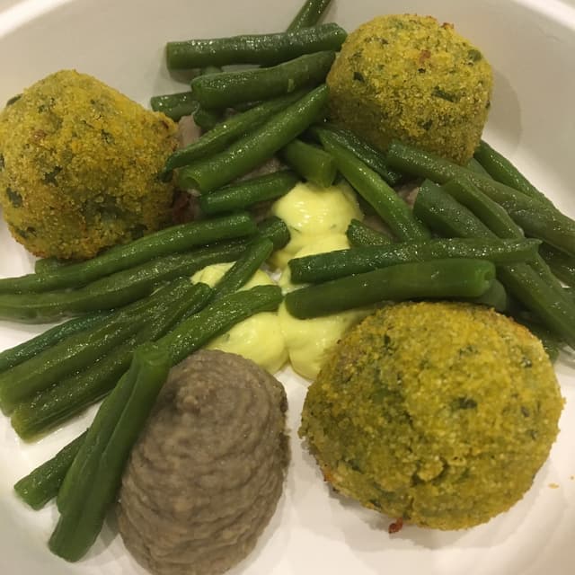 菜肴“Polpette di zucchine con maionese e fagiolini”的照片