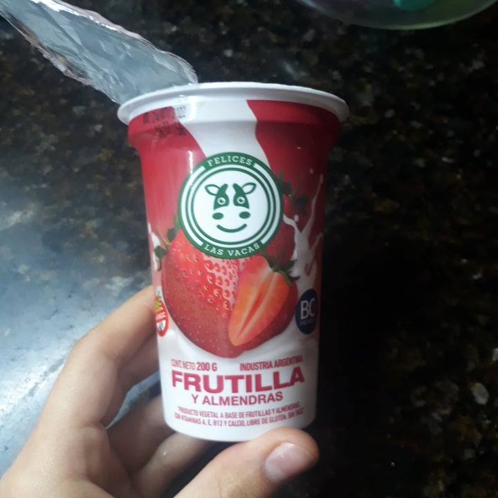 photo of Felices Las Vacas Yogur de Frutilla y Almendras shared by @maiamichelis on  14 Jul 2022 - review