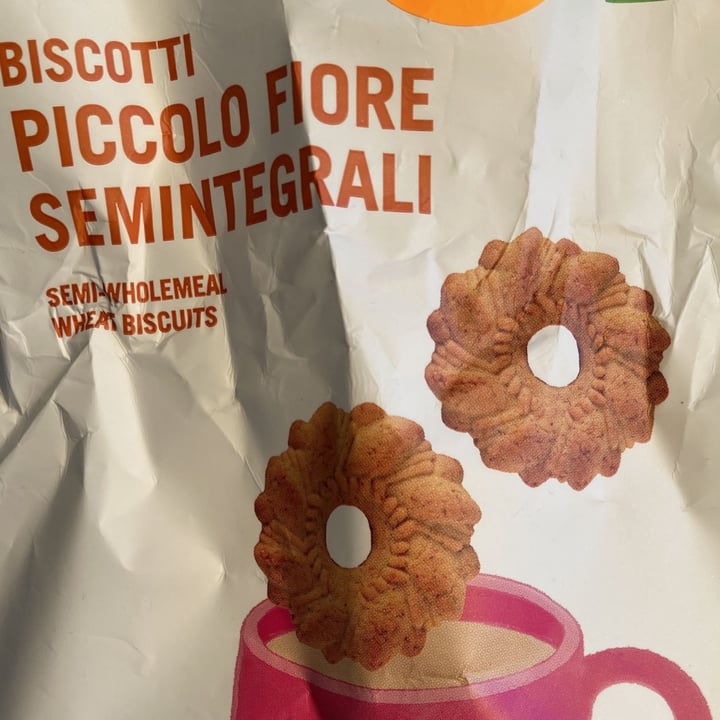 photo of Ecor biscotti piccolo fiore semintegrali shared by @sebforanimals on  23 Aug 2022 - review