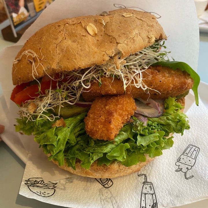 review photo of Krowarzywa Vegan Burger Plant-based Fish Burger shared by @itsaleveg on 01 Nov 2022 - review