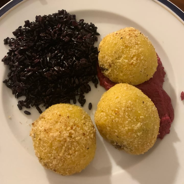 review photo of Casa Graviola - Leblon Croquetas De Shimeji Com Arroz Negro shared by @flavillarejo on 28 Jun 2022 - review