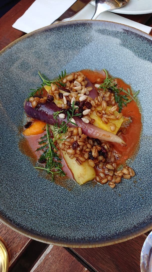 Photo of the dish “Karotten-Mélange mit Gersten-Berberitzen-Topping”