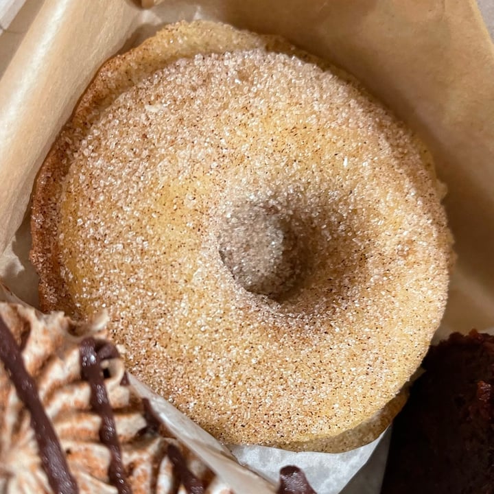 photo of Erin McKenna's Bakery LA Cinnamon Sugar Donut shared by @sedahere on  04 Aug 2021 - review