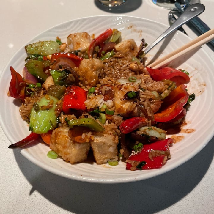 photo of Earls Kitchen + Bar Vegan Hunan Kung Pao shared by @sterlinglinford on  14 Dec 2022 - review