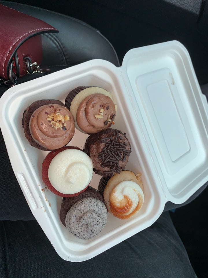 photo of Ali's Sweet Treats Assorted Mini Cupcakes shared by @curlyfries on  20 Aug 2019 - review