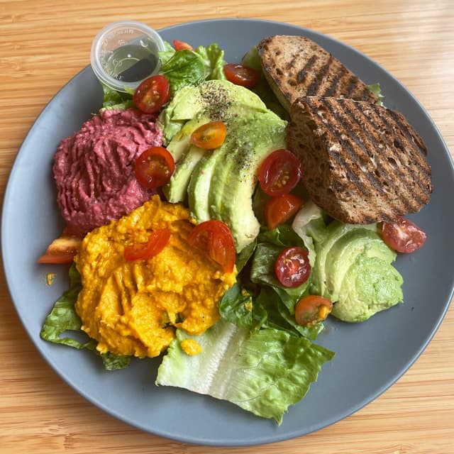 Photo of the dish “hummus criminal & avocado salad”