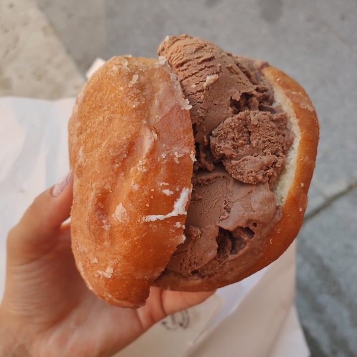 photo of Delish Vegan Doughnuts Donut con helado de chocolate shared by @miriamaf95 on  01 Jul 2020 - review