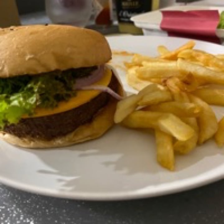 photo of Grand Hyatt Singapore Classic cheese beyond burger shared by @scottdoughty on  10 Jun 2020 - review