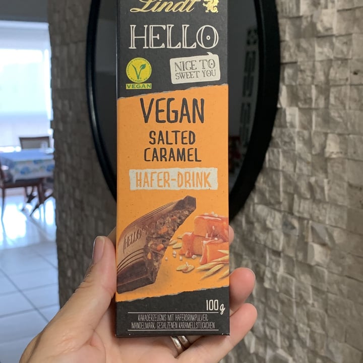 review photo of Lindt chocolate vegano caramelo salgado shared by @adrianarbrites on 24 Nov 2022 - review