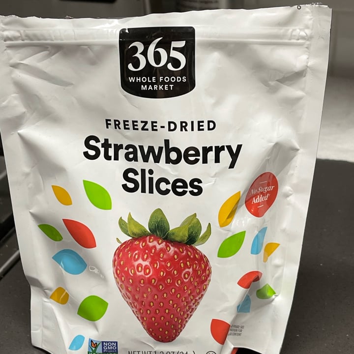 photo of 365 Whole Foods Market freeze dried strawberry slices shared by @cressit on  18 May 2022 - review