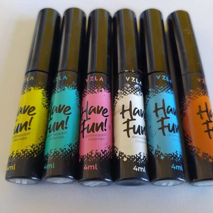 review photo of Vizzela Cosméticos Delineador colorido shared by @emanuellevegan on 01 May 2022 - review