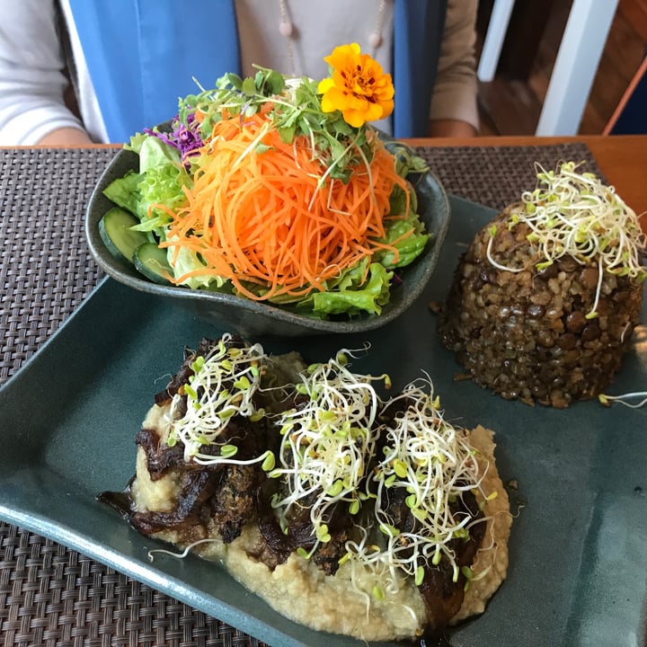 photo of Naturalie Bistrô Falafel Com Babaganoush De Beterraba E Arroz Integral E Lentilha shared by @liviaraick on  05 Jul 2021 - review