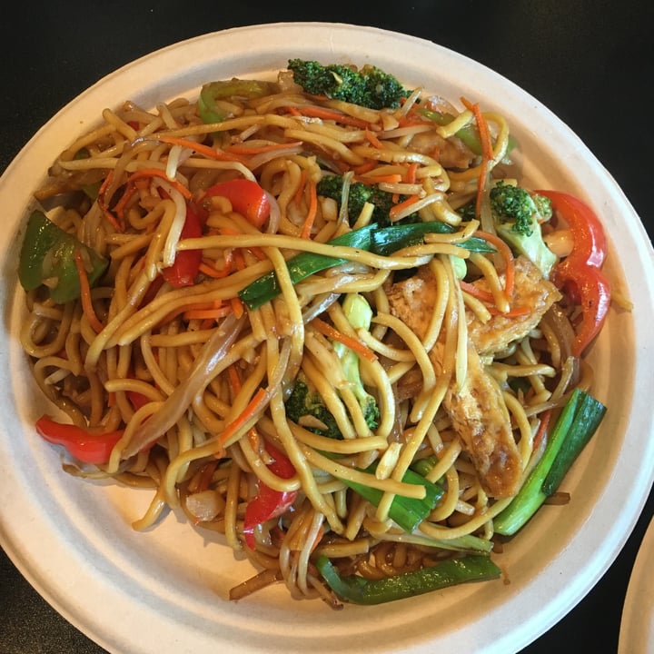 photo of Vegan Plate Vegetable Chowmein shared by @healthyveganfood101 on  05 Oct 2021 - review