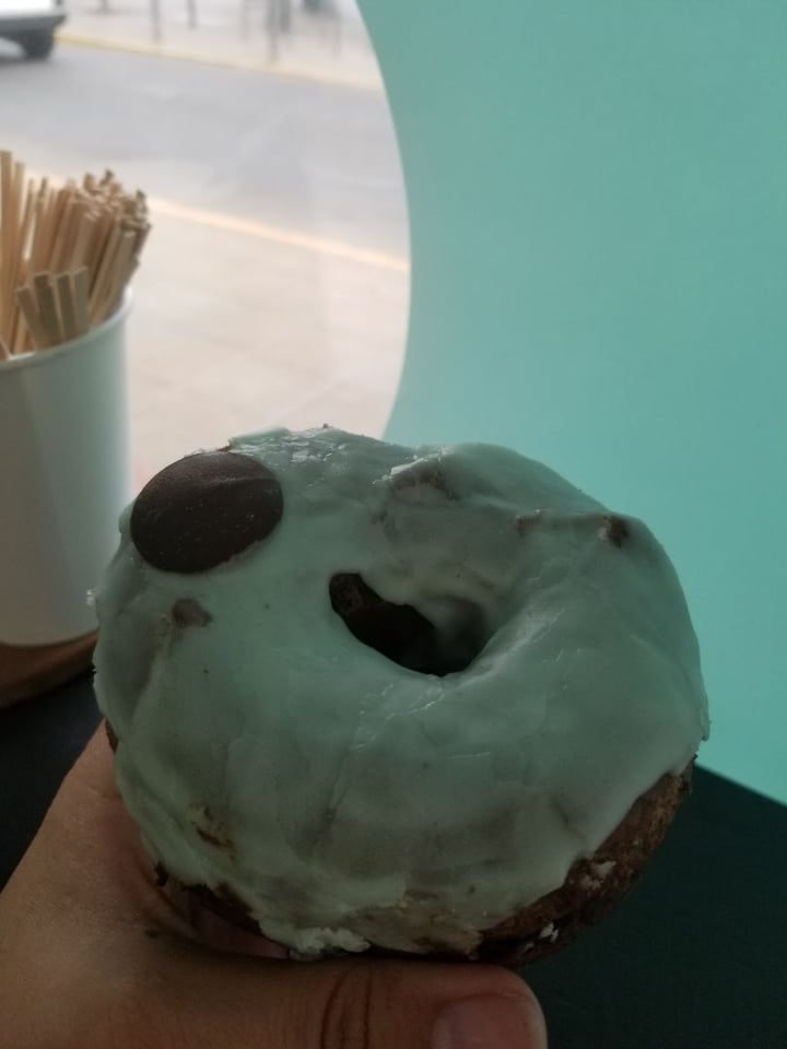 photo of Donut Corp. Dona menta chocolate shared by @beckyisvegan on  11 Mar 2020 - review