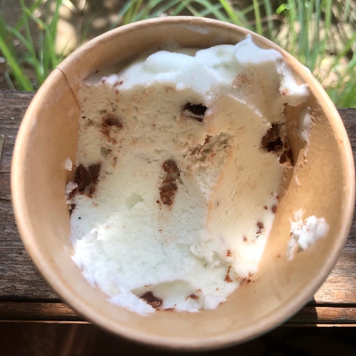 review photo of Mad Pops Bali Mint chocolate chip shared by @cosmoskajsavegan on 07 Jul 2021 - review