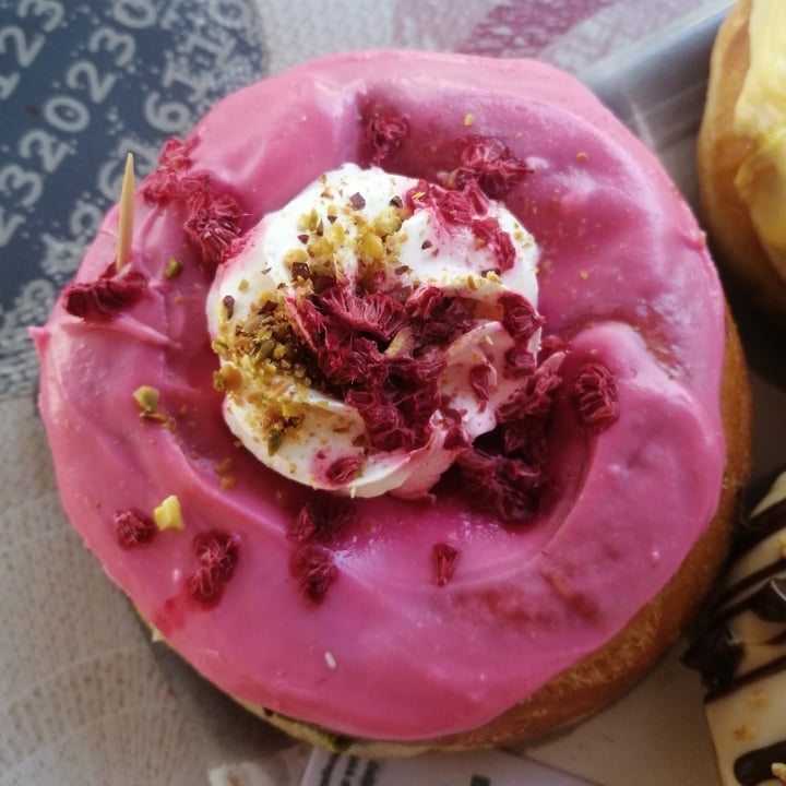 photo of Vegabonty Donut de pistacho y frambuesa shared by @ani16 on  11 Jun 2022 - review