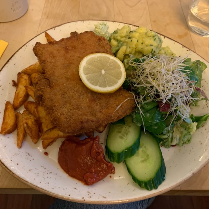 photo of Max Pett Vegan Schnitzel Plate shared by @ooclaudizzle on  14 Mar 2022 - review
