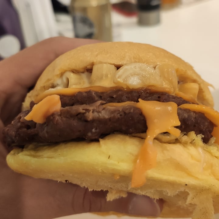 photo of VEGAN FOX Mac & cheese burger shared by @alejom on  16 Nov 2021 - review