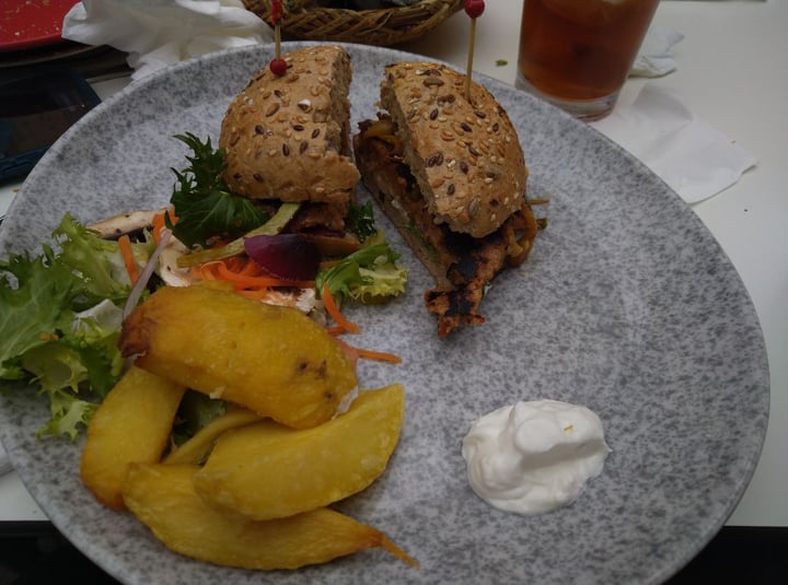 review photo of Arte y Sabor Hamburguesa Vegana De Seitan shared by @theandalusianqueer on 17 Dec 2019 - review