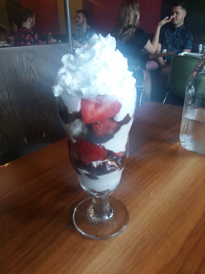 review photo of Fresh on Bloor Coconut chocolate sundae shared by @pt on 10 Jul 2019 - review