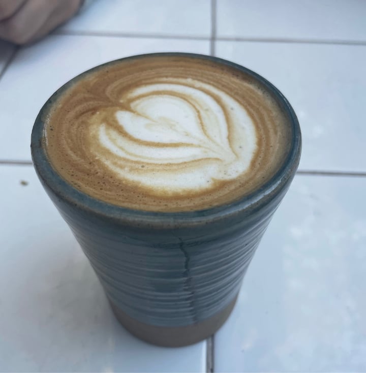 photo of FAUNA Café y Flora Flat White con leche de almendras shared by @danisigal on  08 May 2021 - review
