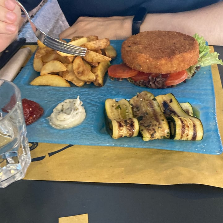 photo of Fud Bottega Sicula Piatto Vegan Burgher shared by @sottolapellepodcast on  01 Jun 2022 - review