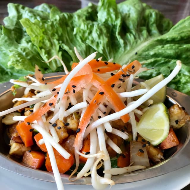 Foto del plato “Asian Lettuce Wraps”