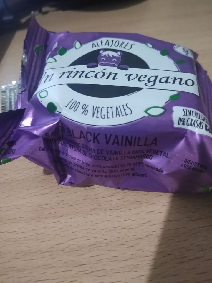 photo of Un Rincón Vegano Alfajor Black Vainilla shared by @mab on  20 May 2020 - review