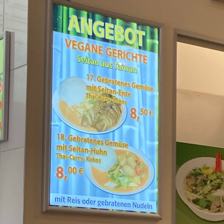 photo of Asia Bistro & Supermarkt Leipzig Gebratenes gemüse mit seitan-Huhn Thai-Curry-Kokos shared by @abi88 on  07 Aug 2021 - review