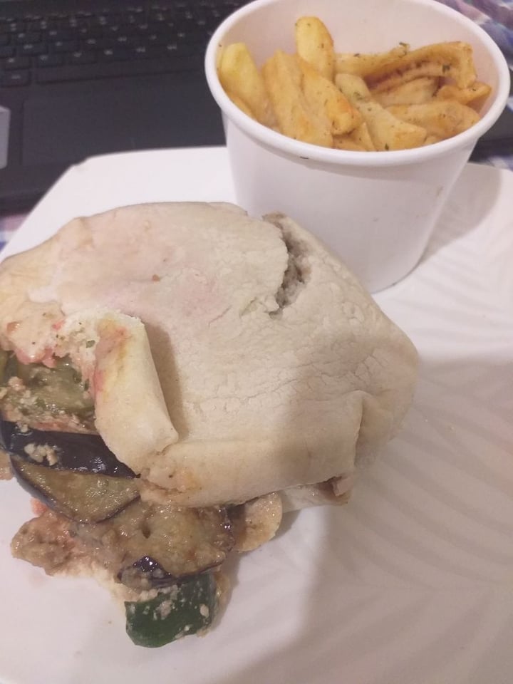 photo of Veggie Medio Oriente Sandwich Sabij shared by @laurigambier on  25 Jan 2020 - review