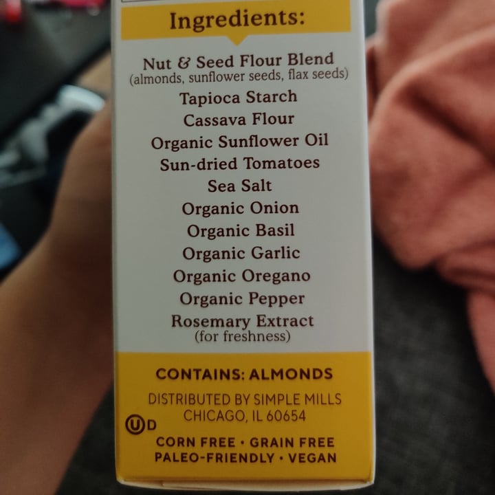 review photo of Simple Mills Sun-dried Tomato & Basil Almond Flour Crackers shared by @lofiamri on 25 Jun 2021 - review