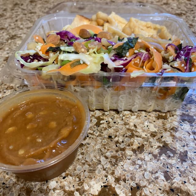 Foto del piatto “Peanut Sesame Soy Noodles with Crispy Tofu”