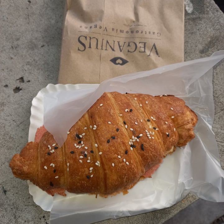 photo of Veganius Croisant De Jamón Y Queso shared by @yanivegan04 on  31 Mar 2022 - review