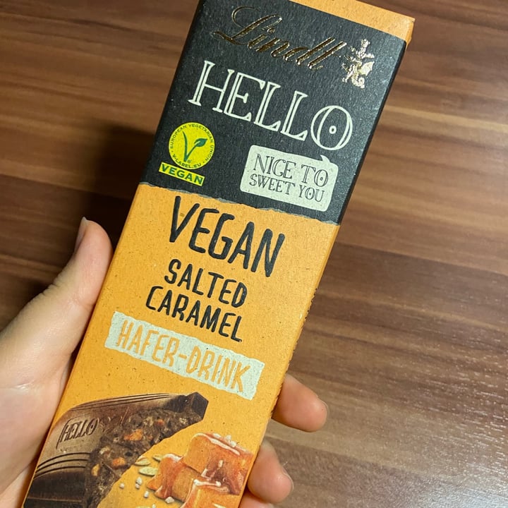 review photo of Lindt Hello Vegan Salted Caramel shared by @giovana on 16 Dec 2020 - review