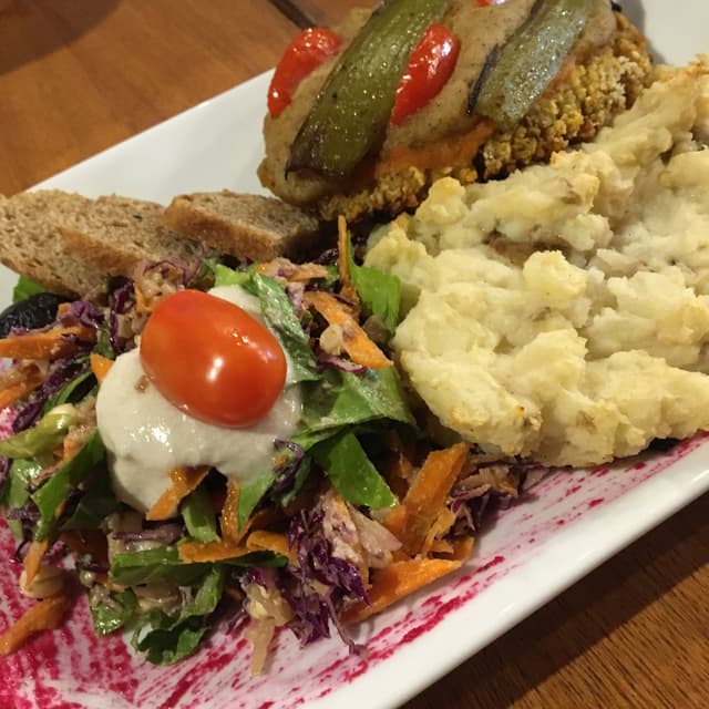 Photo of the dish “Milanesa de vegetales con puré y ensalada”