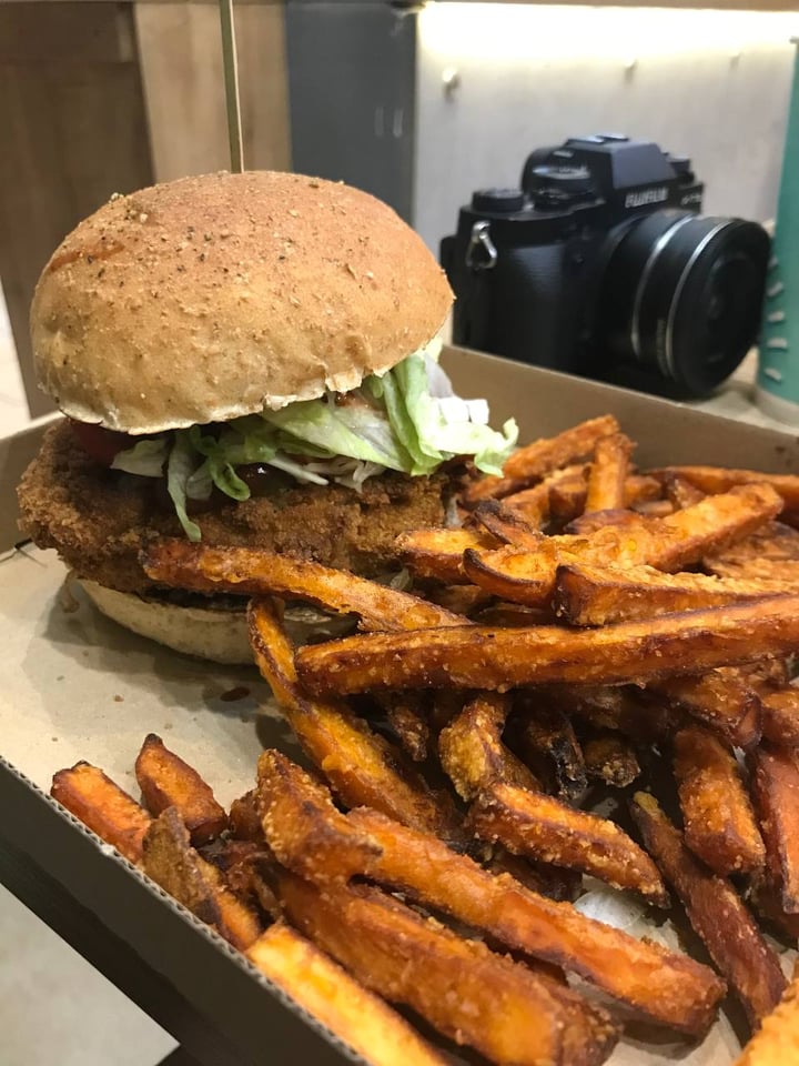 photo of Veganlove street food BBQ veg chick'n burger shared by @jeebee on  28 Mar 2022 - review