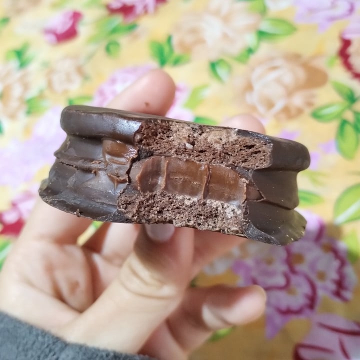 photo of dantelli Alfajor de chocolate relleno con pasta de Avellanas shared by @nazarenamorello on  25 Sep 2022 - review