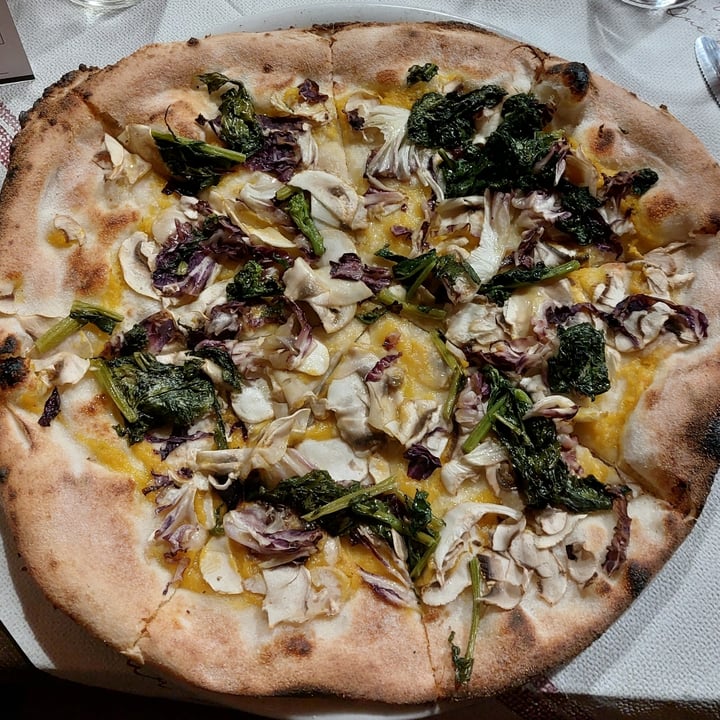 review photo of Pizzeria cuore e sapore Pizza con crema di zucca, funghi, radicchio e broccoletti shared by @nemeton on 06 Nov 2022 - review