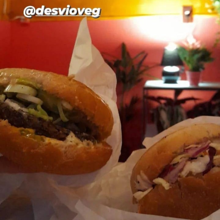 review photo of DESVIO VEG BURGER Hambúrguer Abacaxi Apimentado shared by @aveganina on 30 Apr 2022 - review