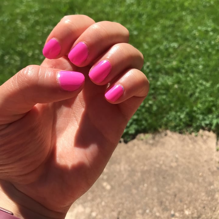 photo of L.A. Girl Hot pink gel like polish shared by @isabellepizzuto on  23 Jun 2021 - review
