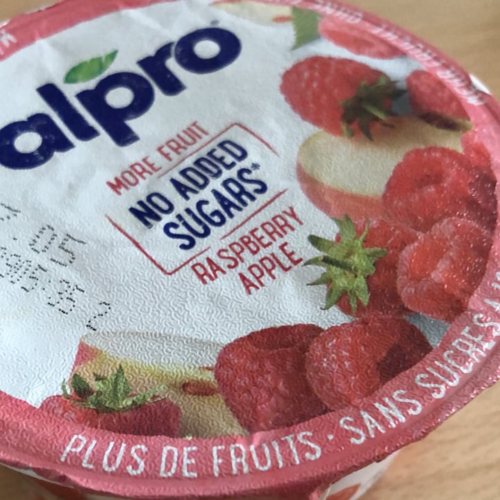 photo of Alpro Più frutta, Yogurt di Soya al Lampone e Mela shared by @martinafacheris on  14 Dec 2021 - review