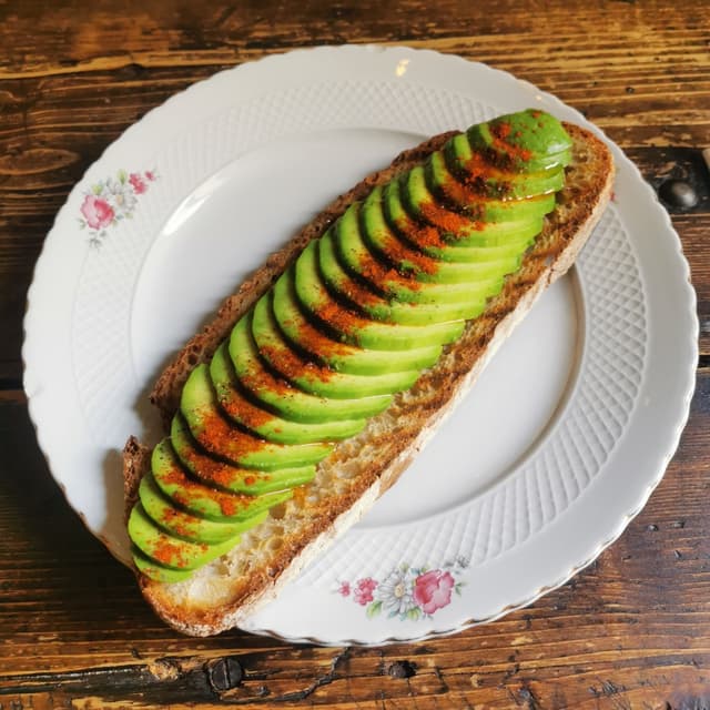 菜肴“Pane ai grandi antichi con avocado e paprika dolce”的照片