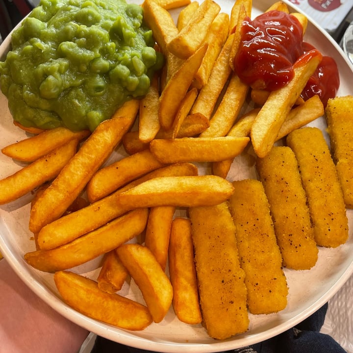photo of Moving Mountains Fish Fingers shared by @katmarievegan on  27 Aug 2022 - review