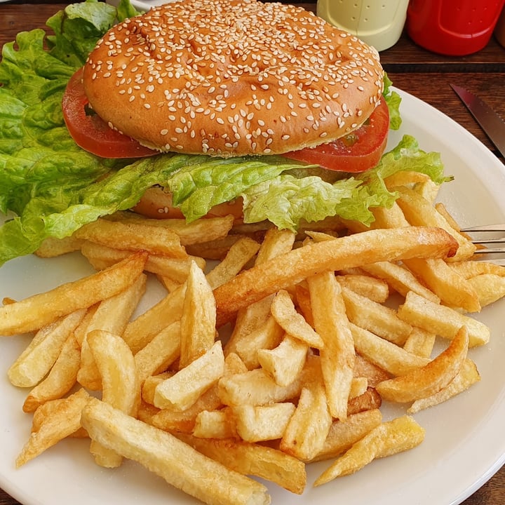 review photo of Cervecería Modelo Hamburguesa Not Burger, Cheddar, Pepinillo, Lechuga Y Tomate shared by @cintiabowie on 26 Dec 2022 - review