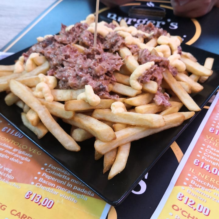 photo of Burger's bro' patate fritte con fonduta veg e straccetti di carne vegetale shared by @claudiasquillante on  01 Aug 2022 - review